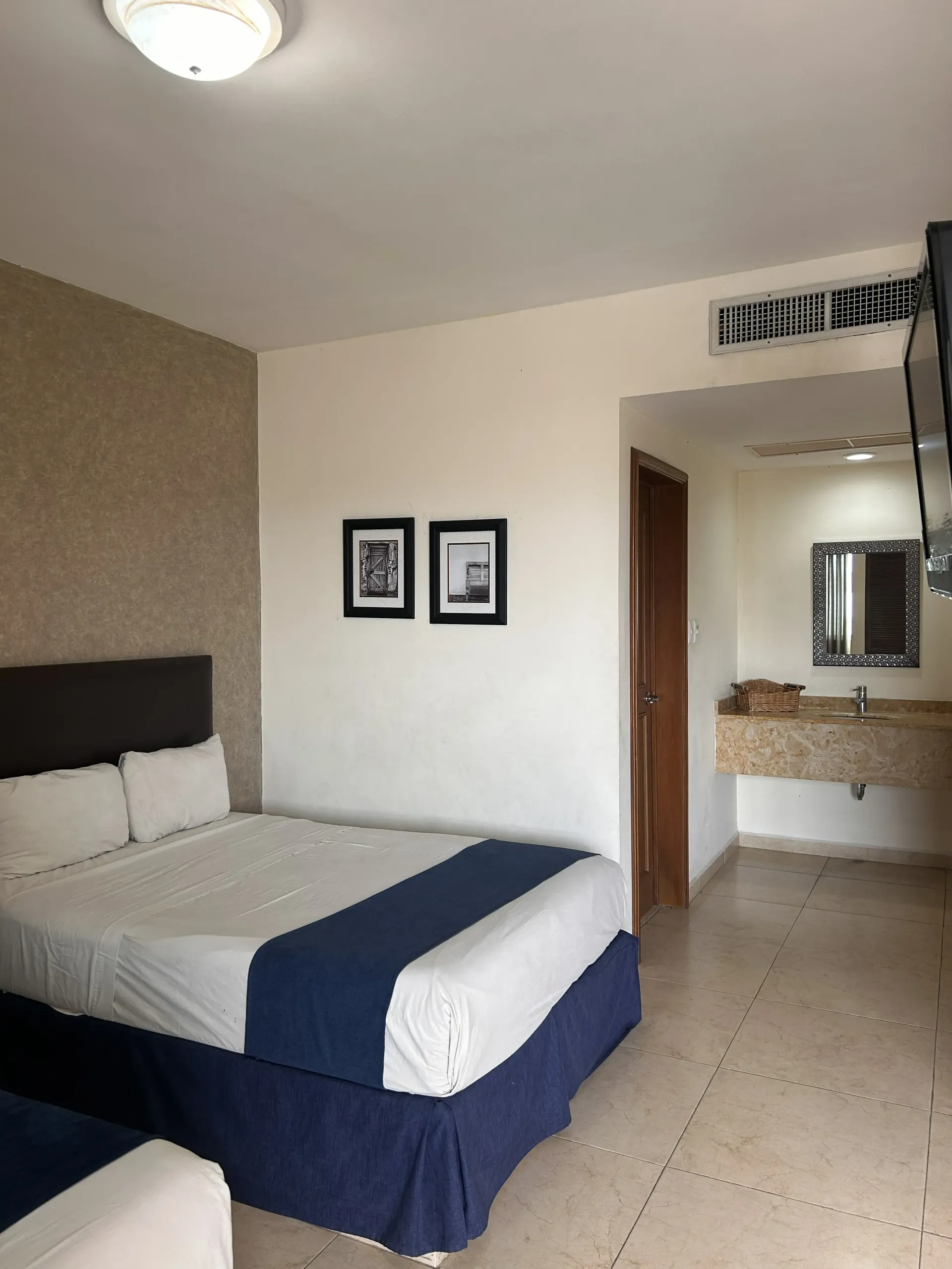 Una habitación de hotel con una cama tamaño queen.