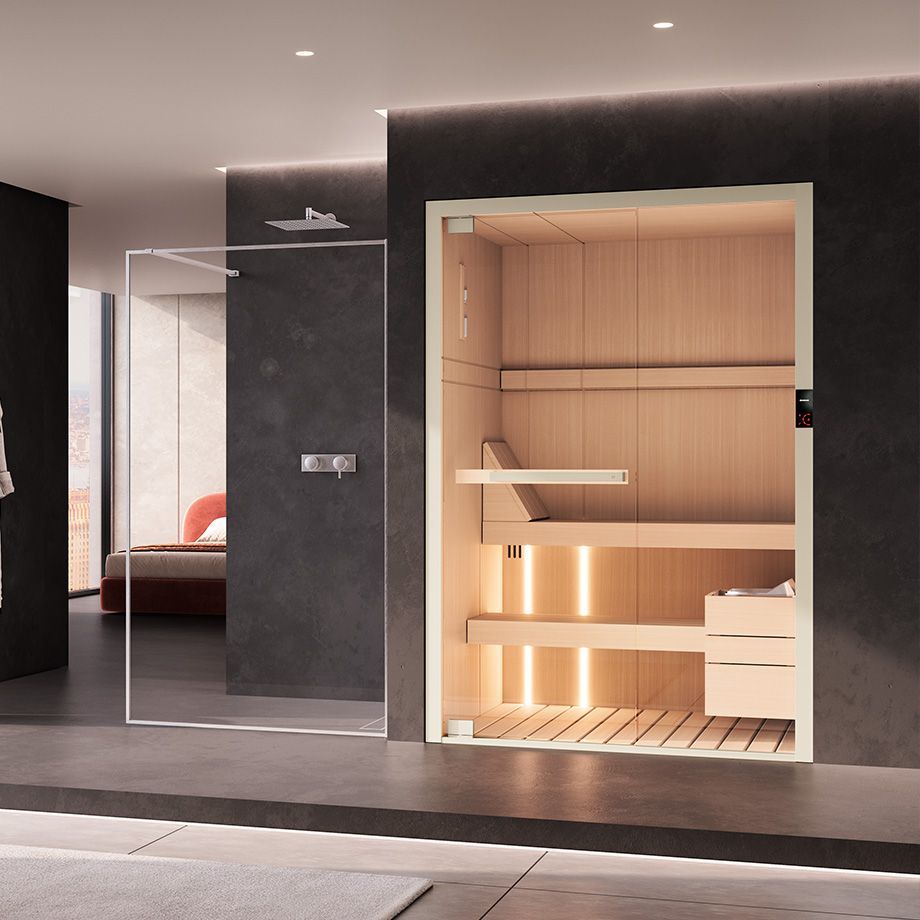 Un bagno con sauna in legno e porta in vetro