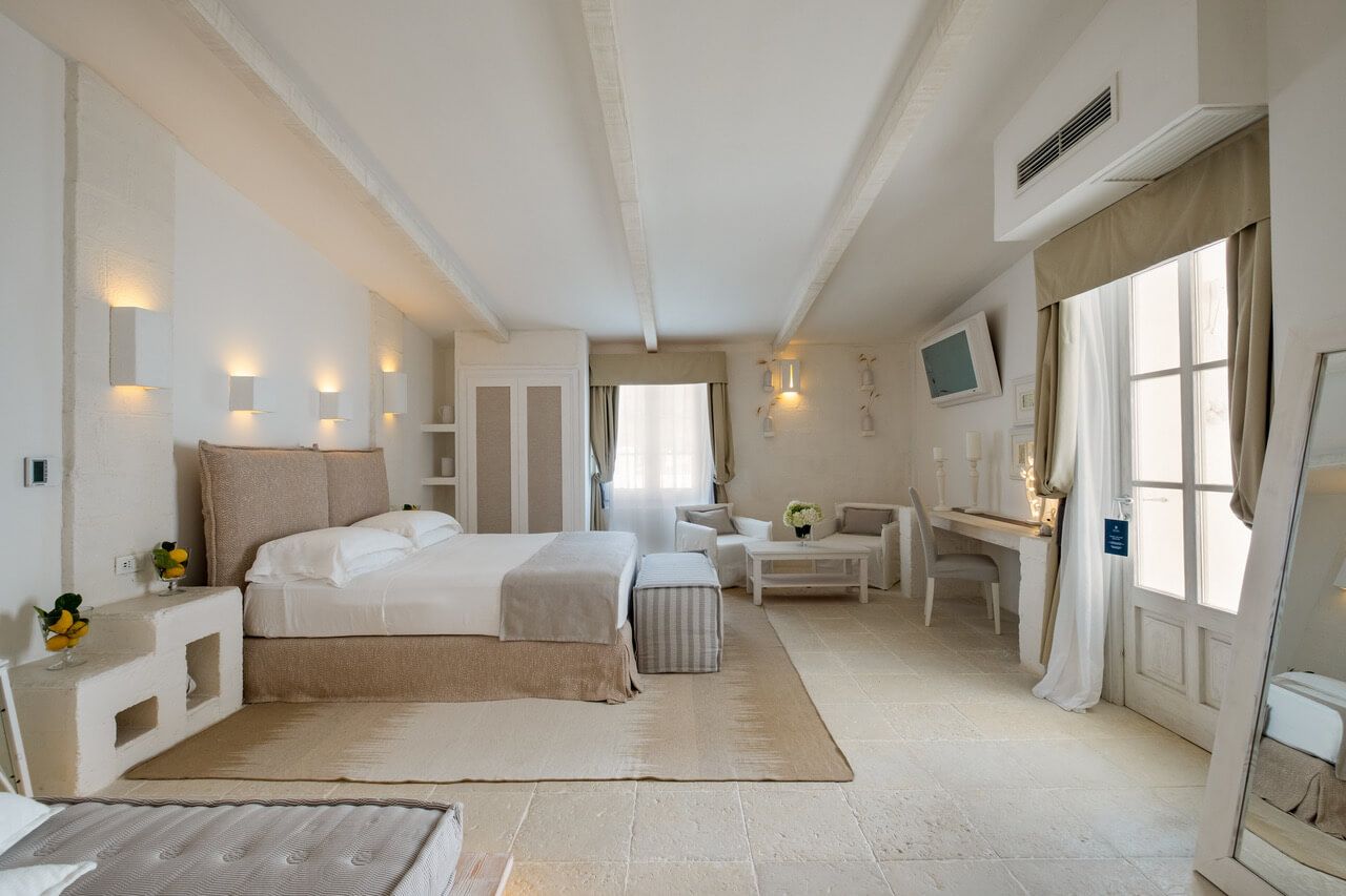 Una camera da letto con un letto king size e una grande finestra