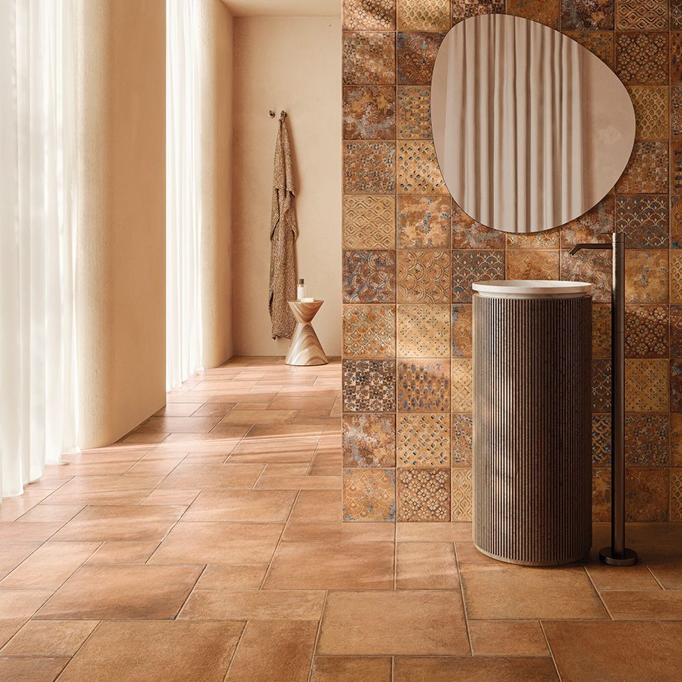 Un bagno con un lavandino e uno specchio sul muro