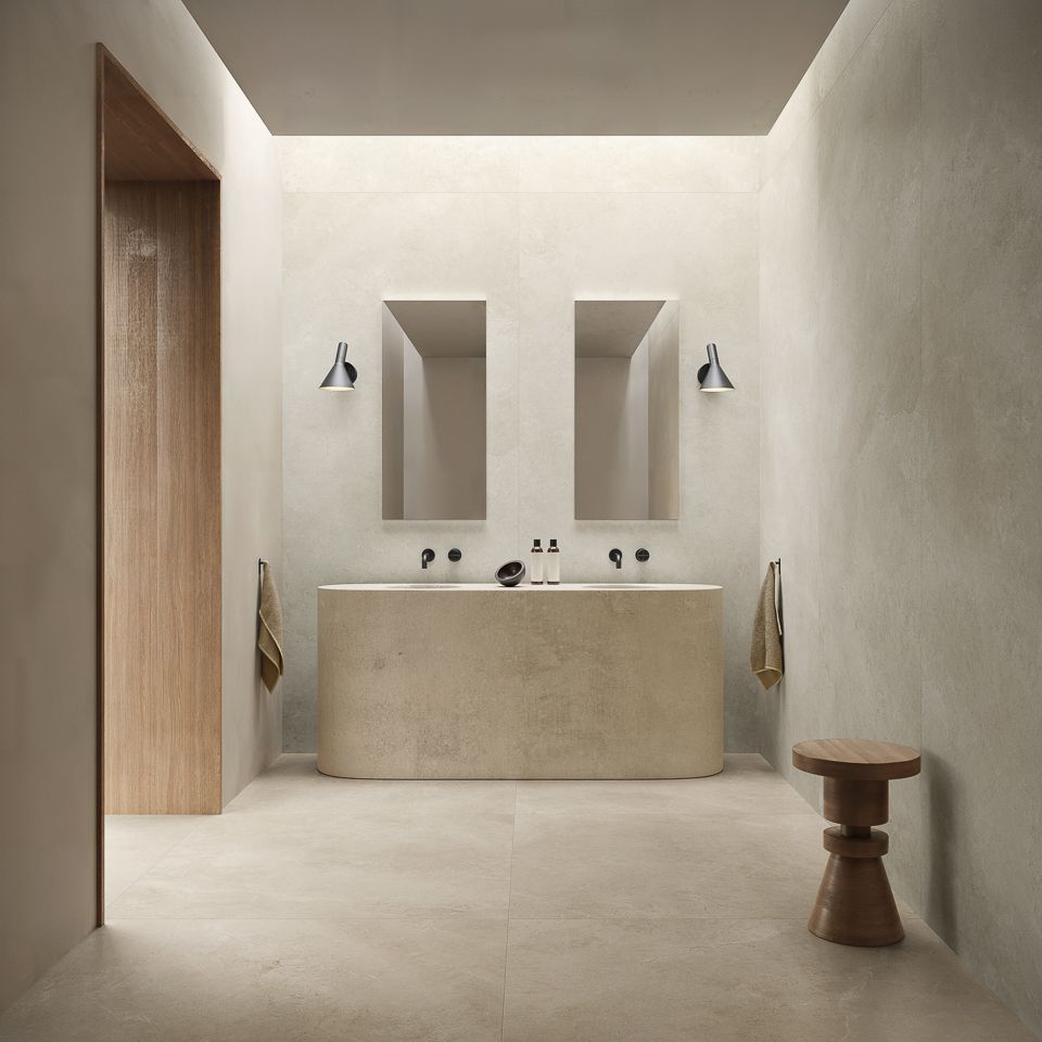 Un bagno con due lavandini e due specchi