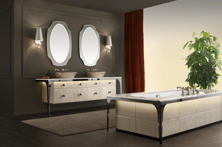 Un bagno con due lavandini e una vasca da bagno