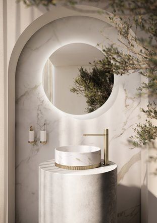 Un bagno con un lavandino e uno specchio rotondo.
