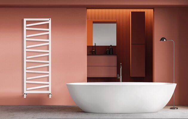 Un bagno con vasca e portasciugamani a parete.