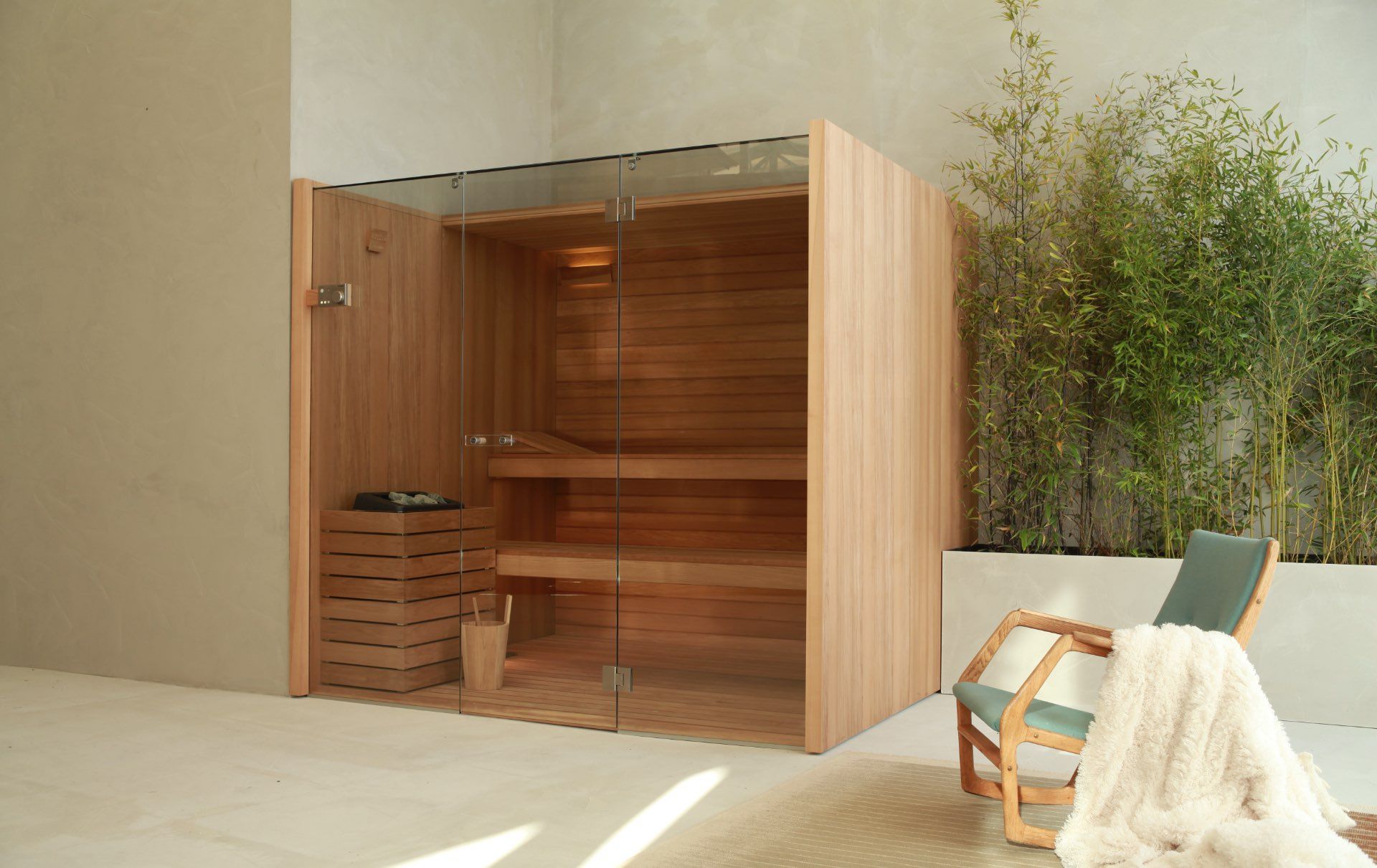 Una sauna in legno con porte in vetro e una sedia in una stanza.