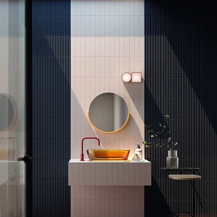 Un bagno con lavandino, specchio e porta scorrevole in vetro.