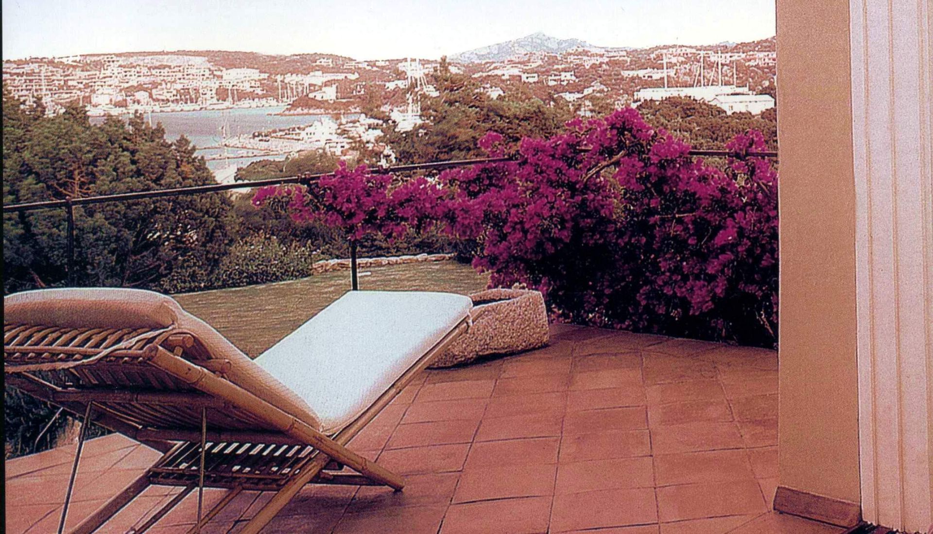 Una sedia su un patio con vista sulla città