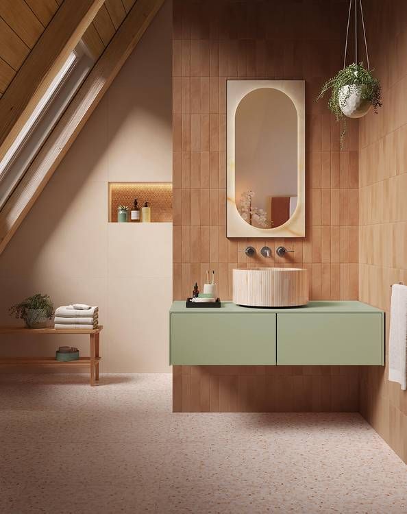 Un bagno con un lavandino e uno specchio sul muro