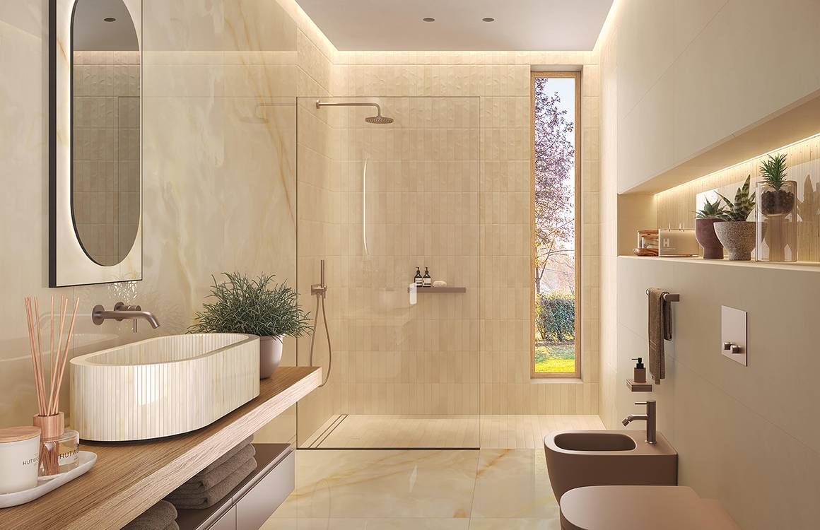 Un bagno con lavandino, wc, bidet e doccia.