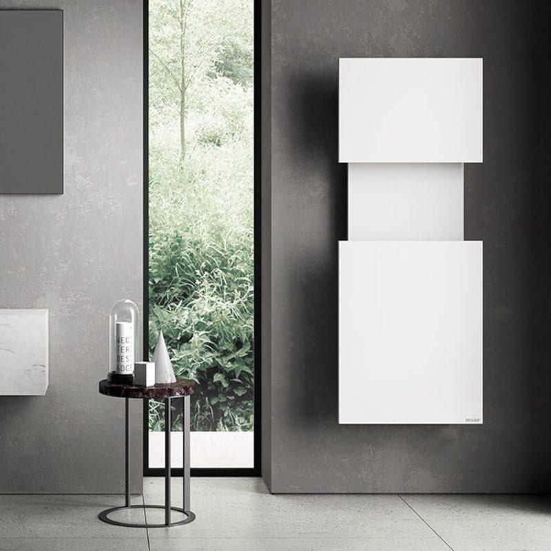 Un bagno con un portasciugamani bianco e una finestra.