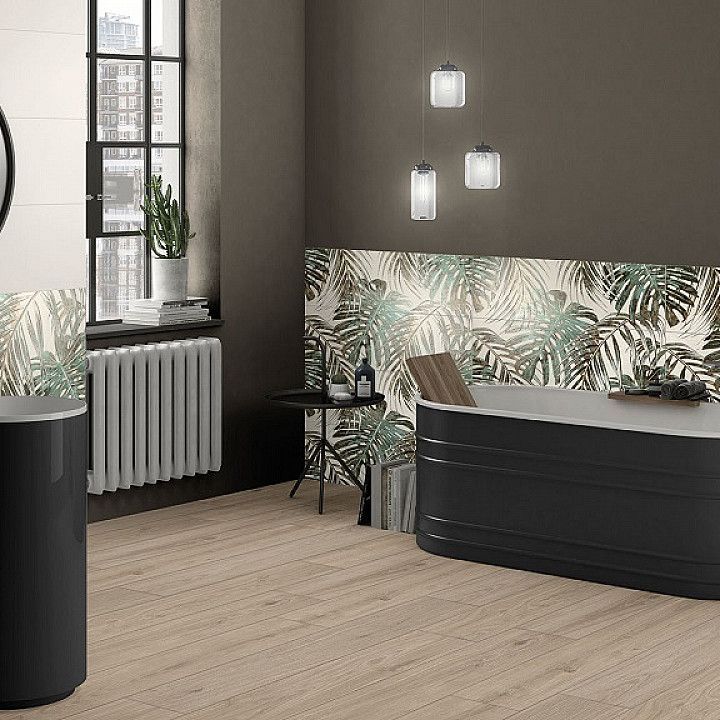 Un bagno con vasca, lavandino e finestra.