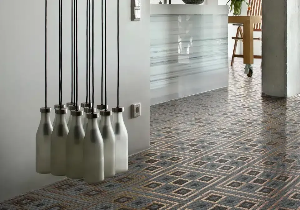 Un gruppo di bottiglie appese al soffitto di una cucina.