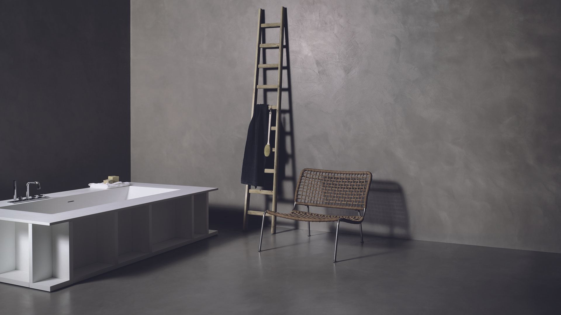 Un bagno con una vasca da bagno una sedia e una scala