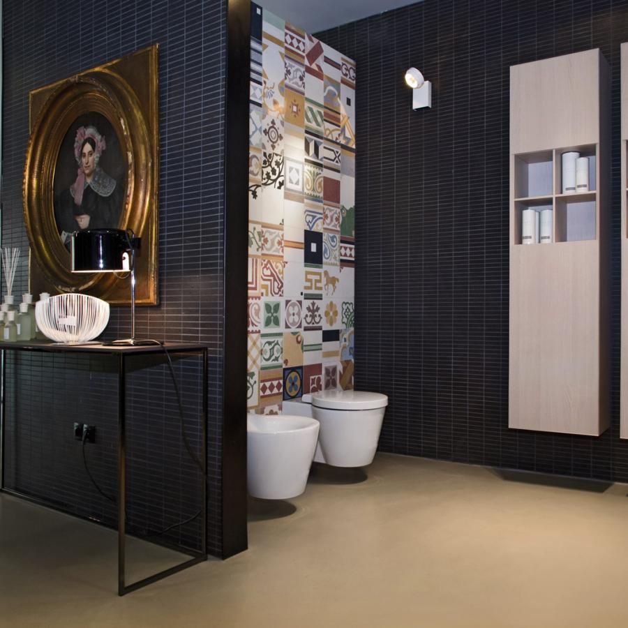Un bagno con due bagni e un dipinto sul muro