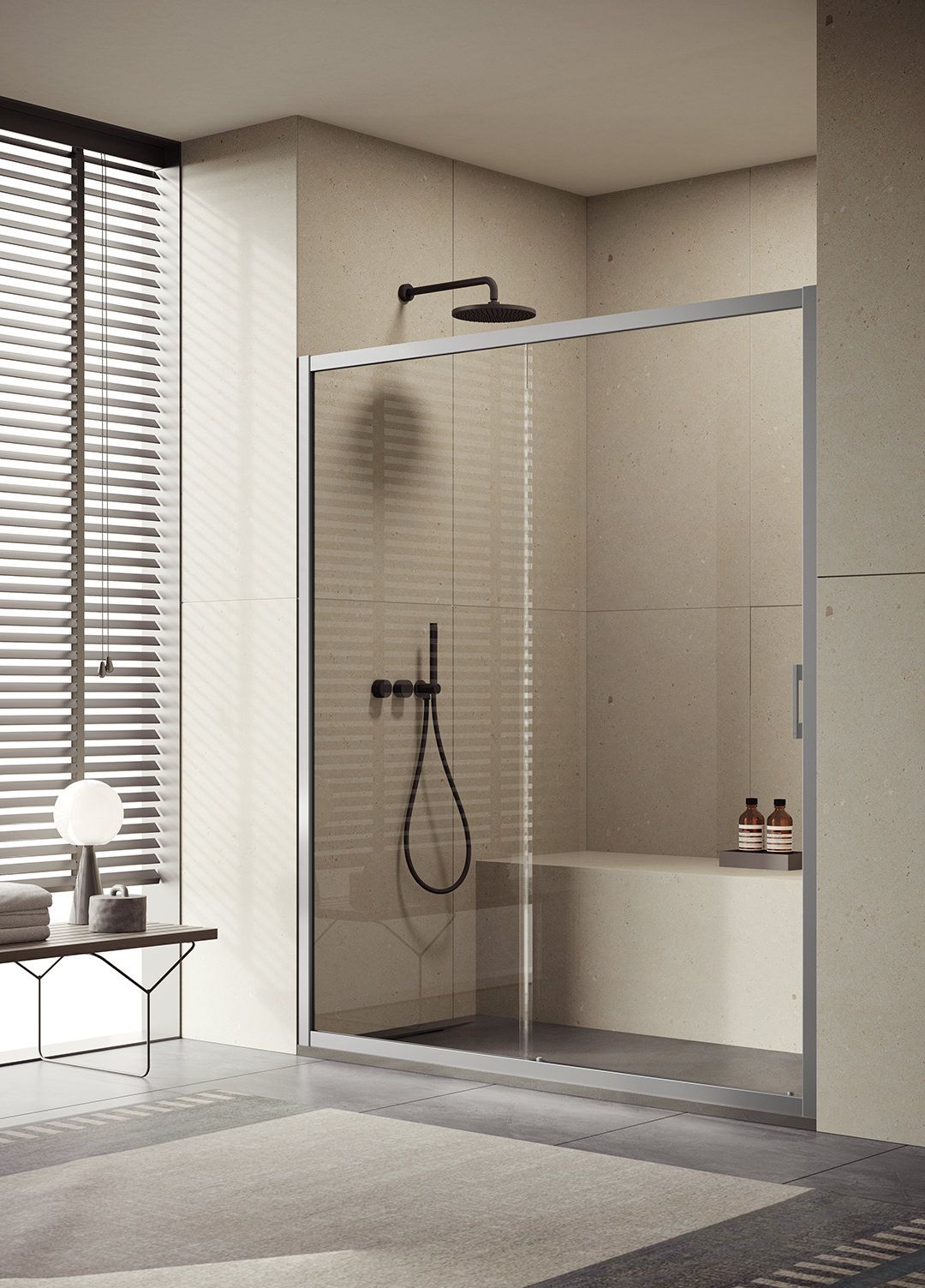 Un bagno con una porta scorrevole in vetro per la doccia e una panca.