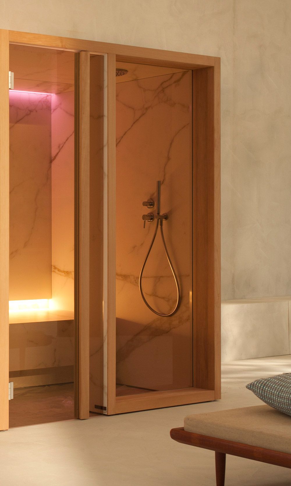 Un bagno con doccia e panca