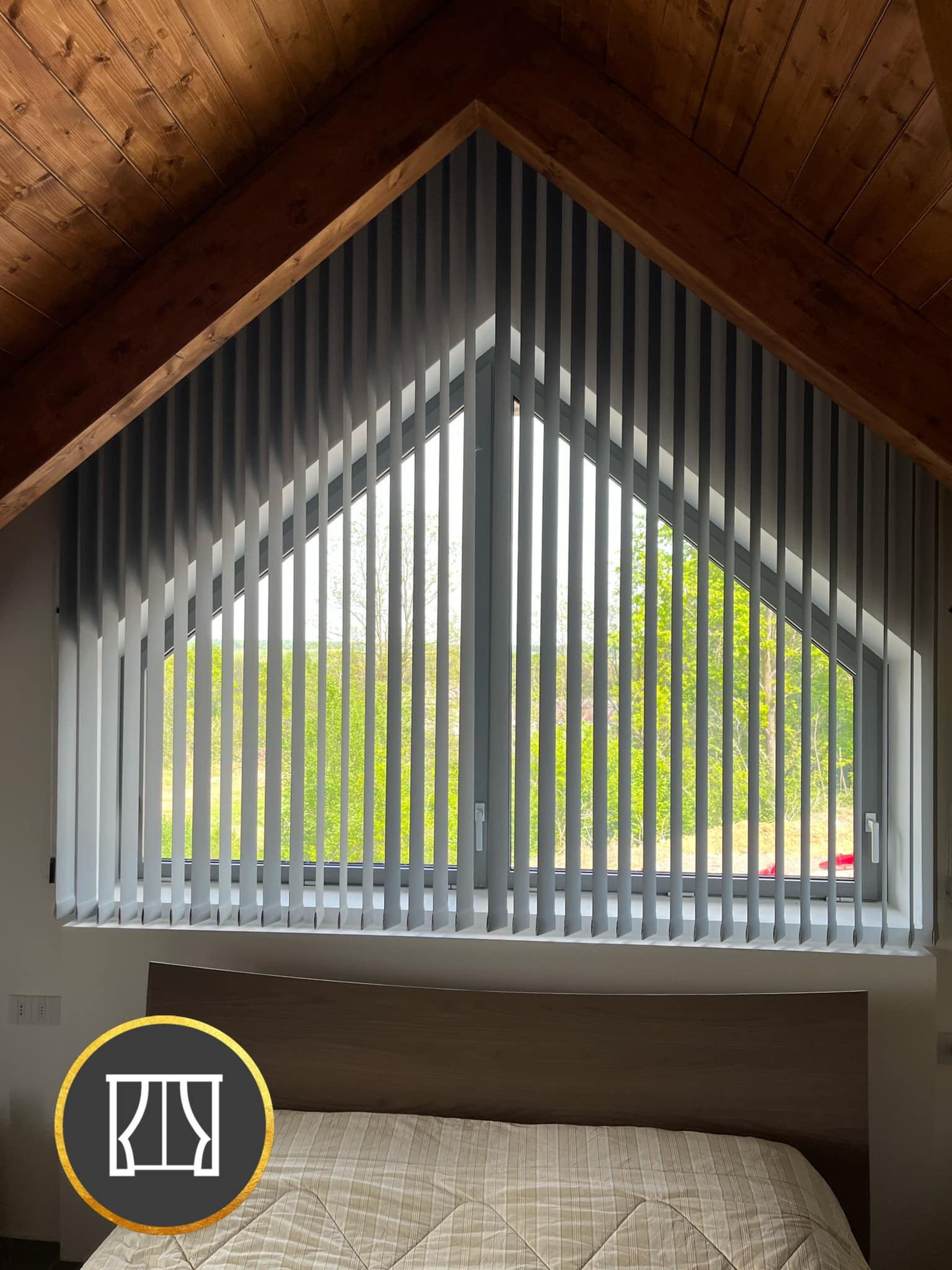 tenda a bande verticali oscuranti per camera da letto