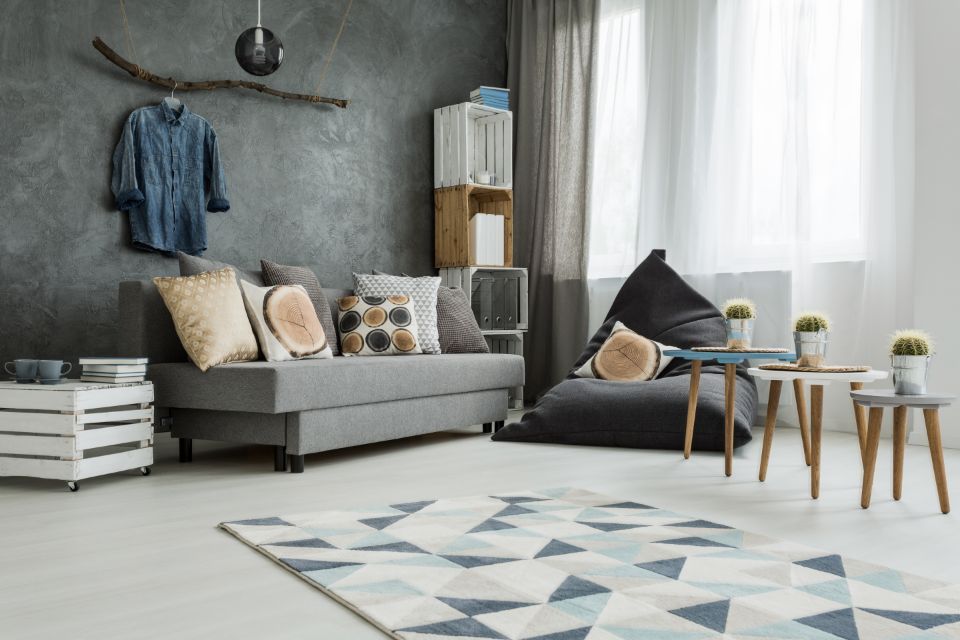 Divano con tappeto grigio
