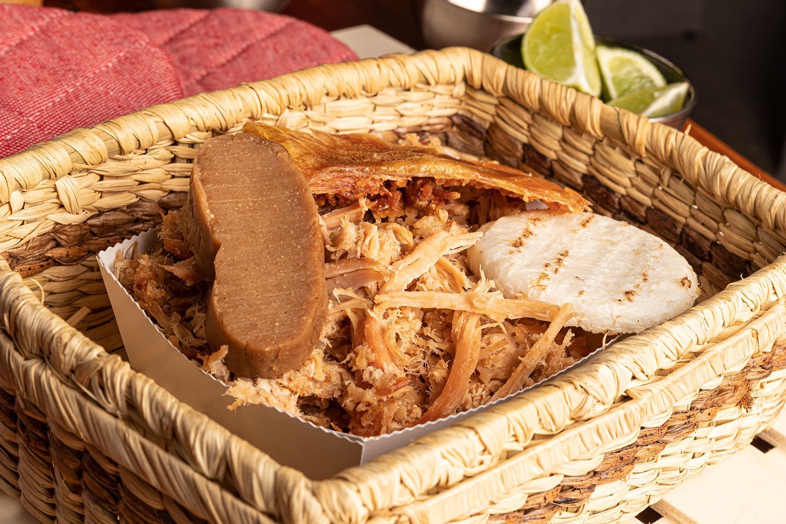 Cesta con lechona