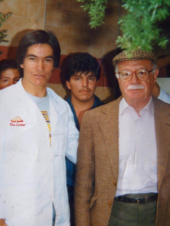 Tres hombres de pie junto a Ezequiel Pachón Celis