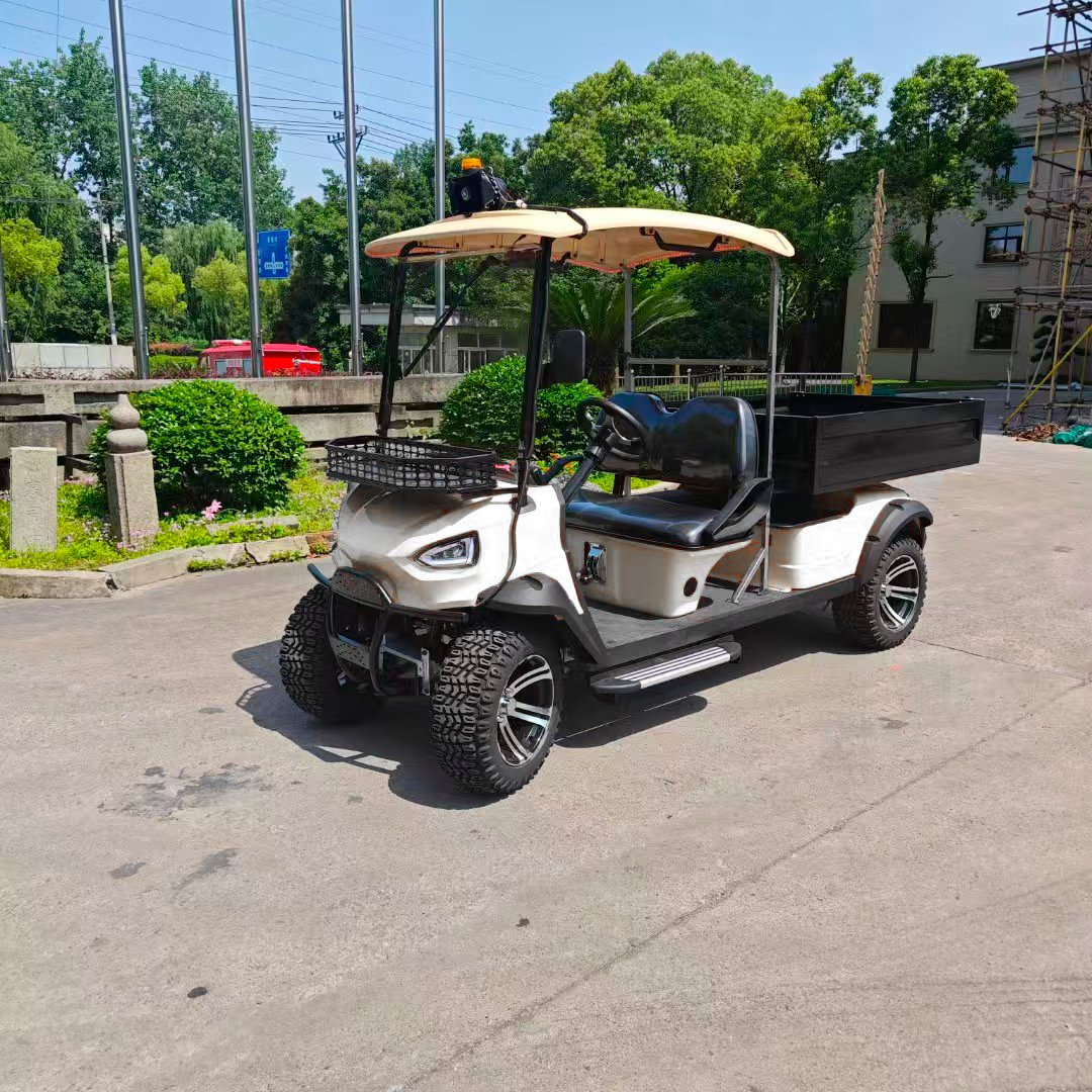 Carrito de golf utilitario blanco con toldo color canela estacionado afuera, cerca de los árboles.