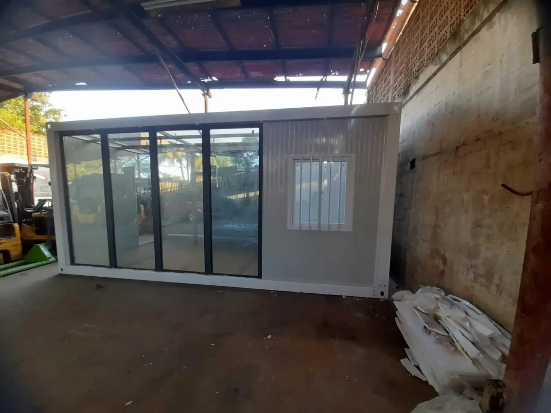 Un edificio con muchas ventanas y un montacargas al fondo.