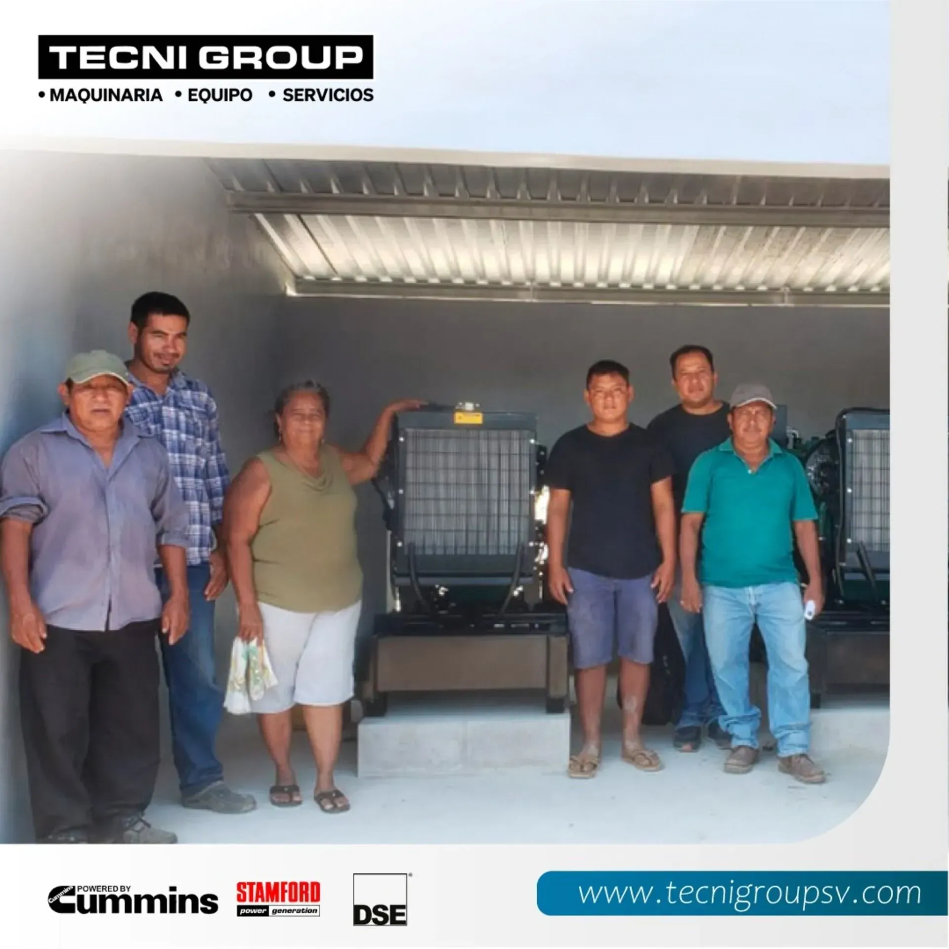 Un grupo de personas paradas frente a un edificio que dice grupo tecni