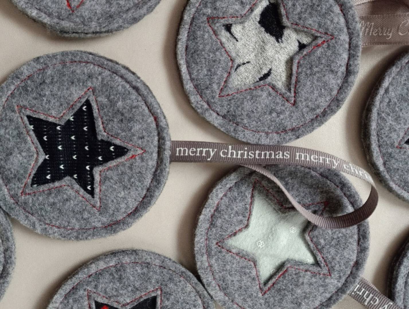 Een groep kerstversieringen met een lint waarop staat vrolijk kerstfeest