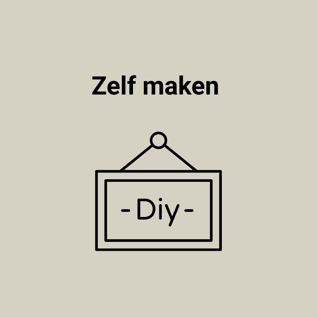 Een vrouw vouwt kleren op aan een tafel in een lichte kamer met stapels neutraal gekleurde kleding.
