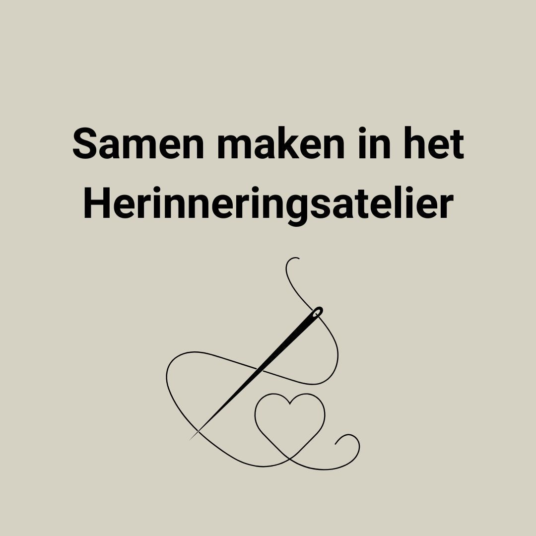 Handen vouwen stapels kleding op een tafel, waaronder witte, beige en grijze kleding.