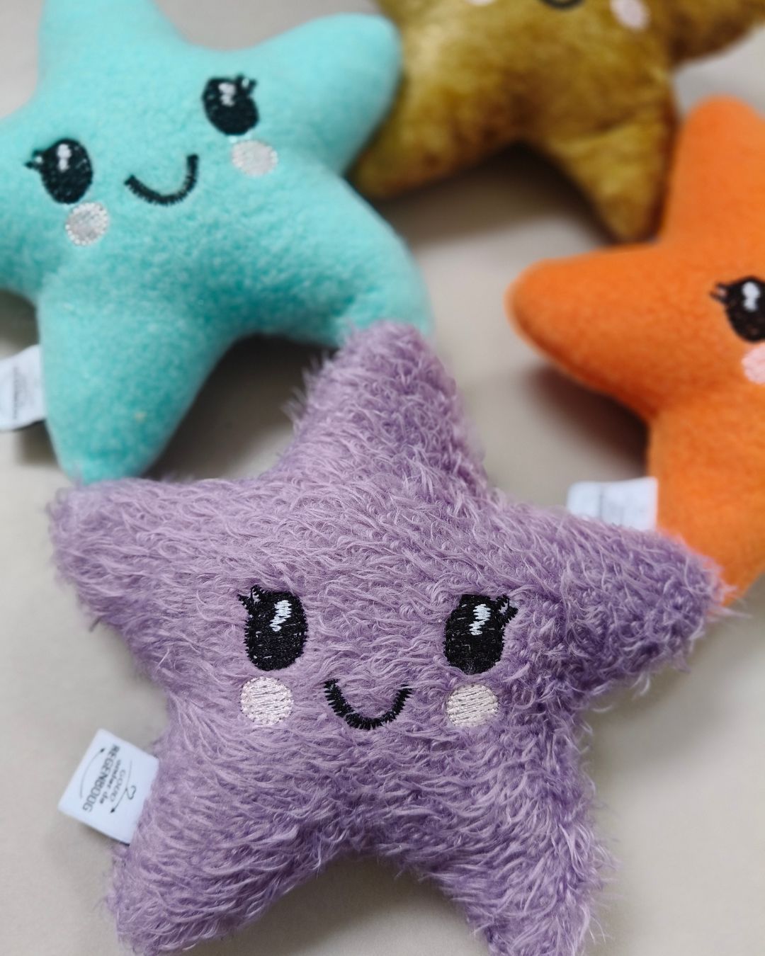 Pluche sterren met lachende gezichtjes gemaakt van dierbare kleding