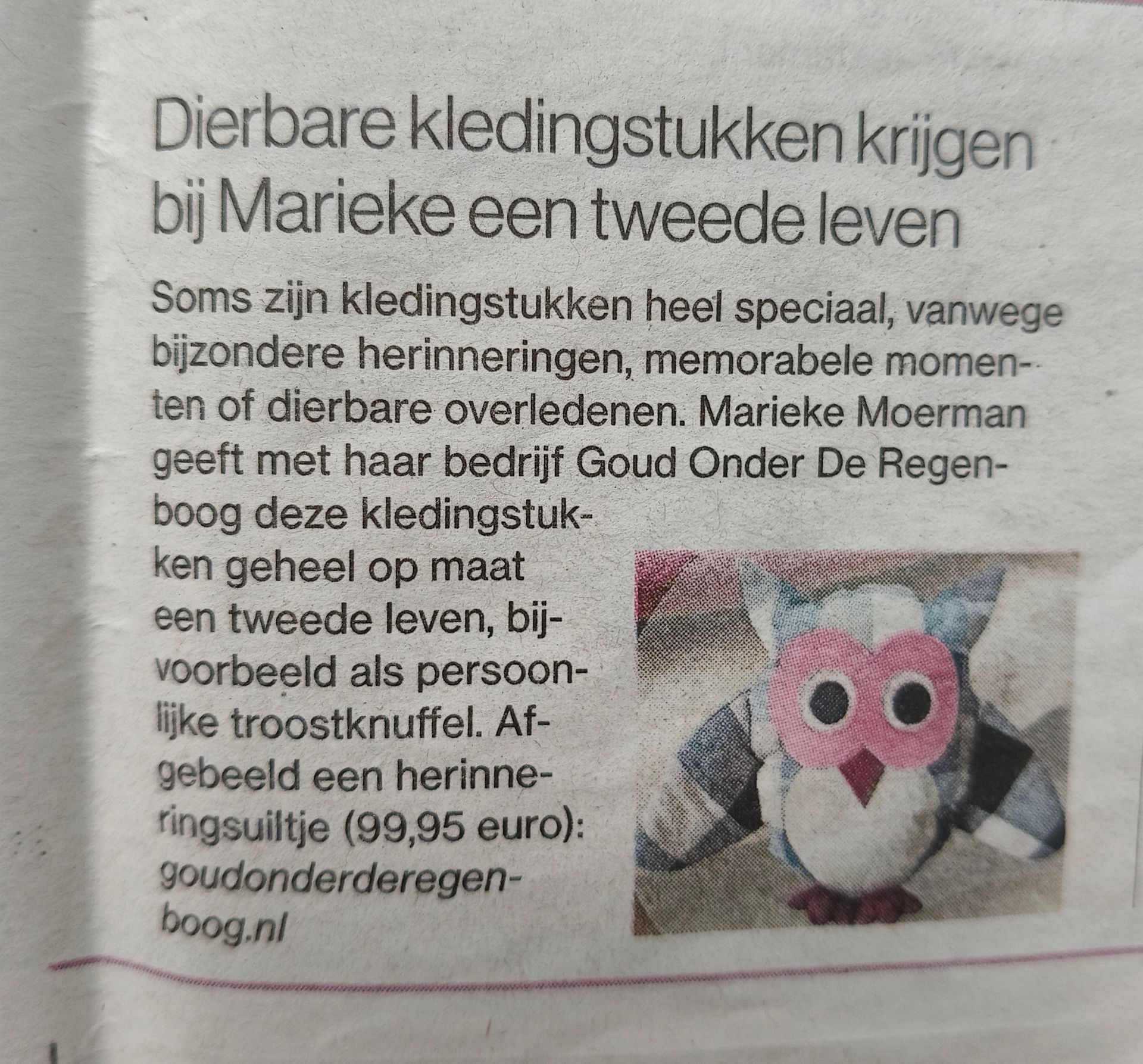Artikel: Een bedrijf maakt herinneringsvoorwerpen van kleding. Inclusief een foto van een knuffel in de vorm van een uil.