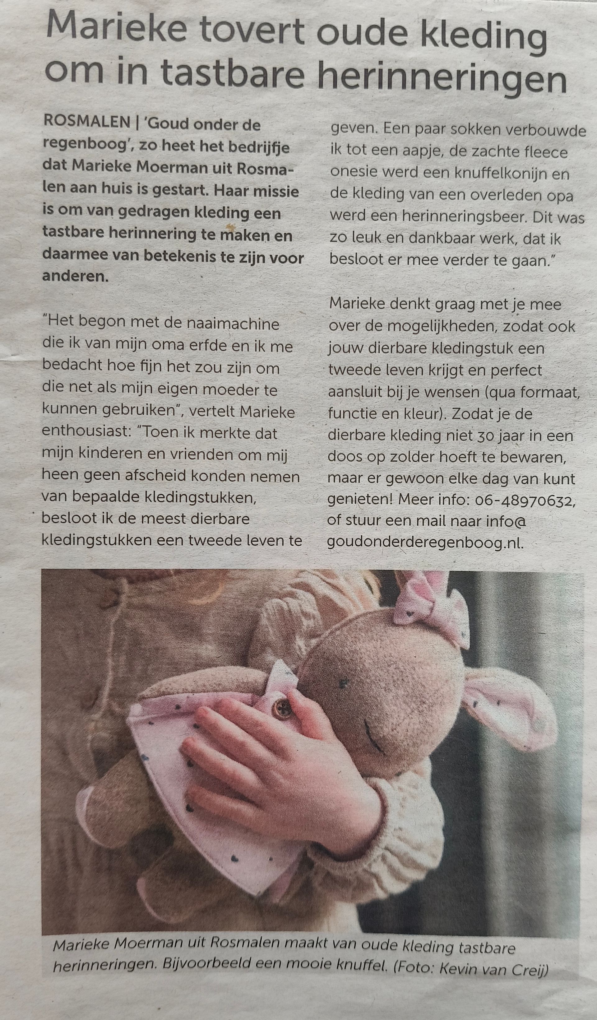 Een kind met een handgemaakt knuffeldier van oude kleren. Artikel over Marieke.