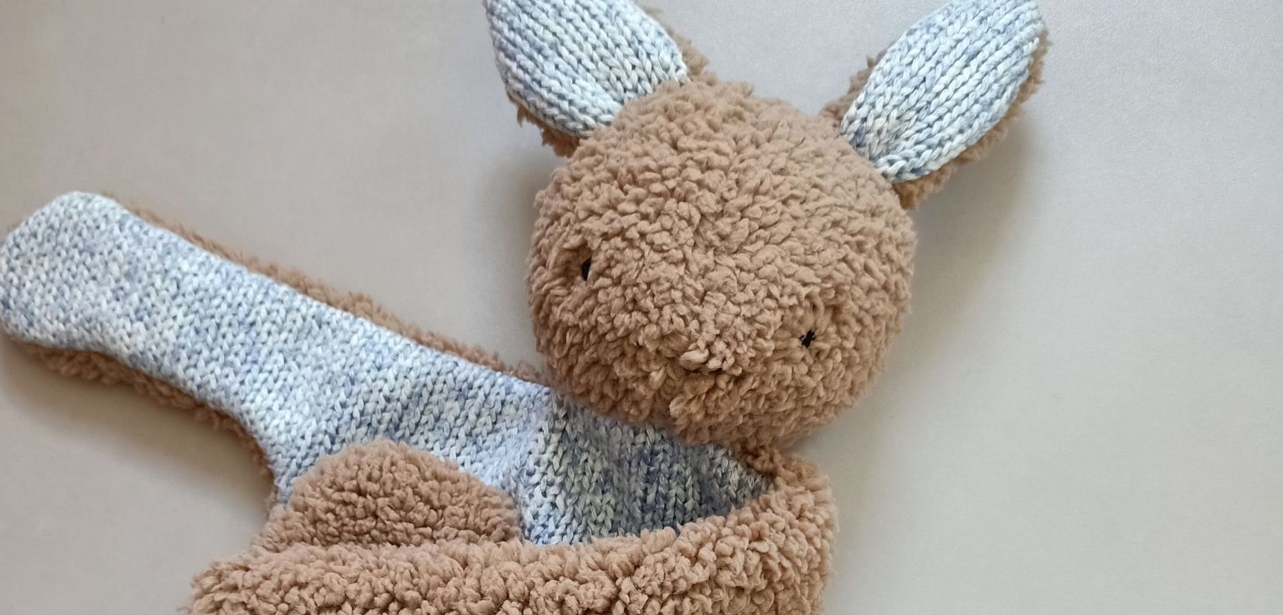 Er zit een knuffeldoekje op een tafel.