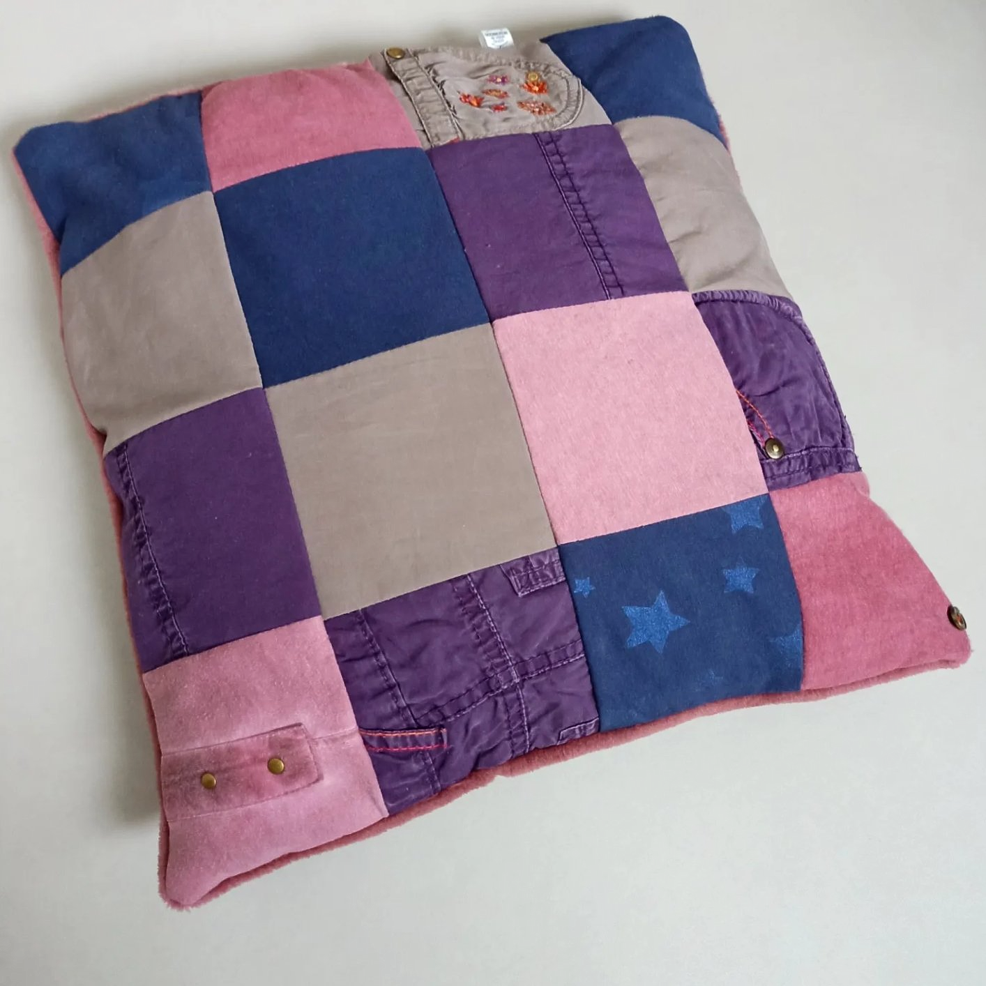 Een roze en paars troostkussen met een ster erop