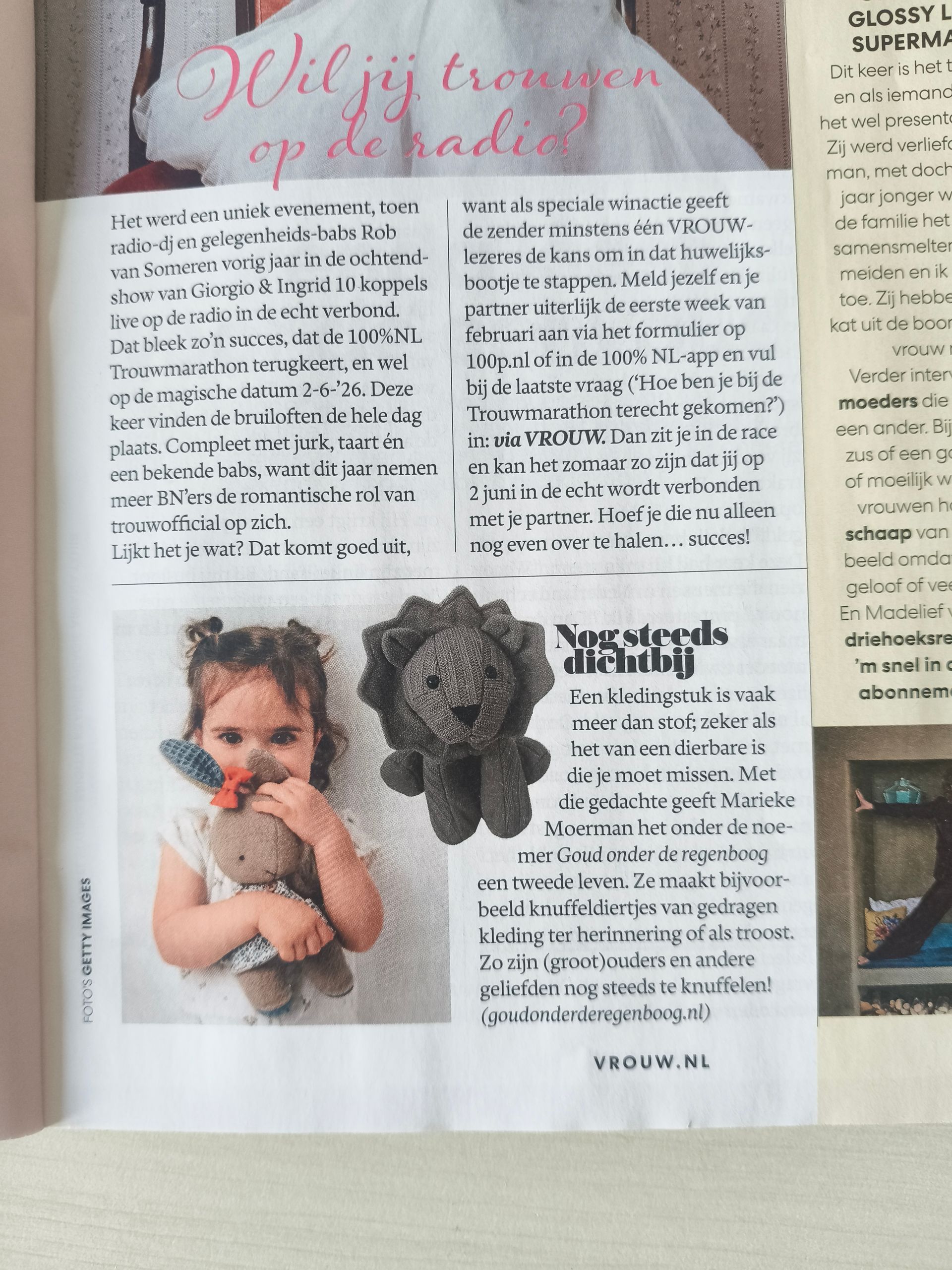 Een tijdschriftartikel met tekst, een foto van een kind dat een haasje gemaakt van dierbare kleding vasthoudt