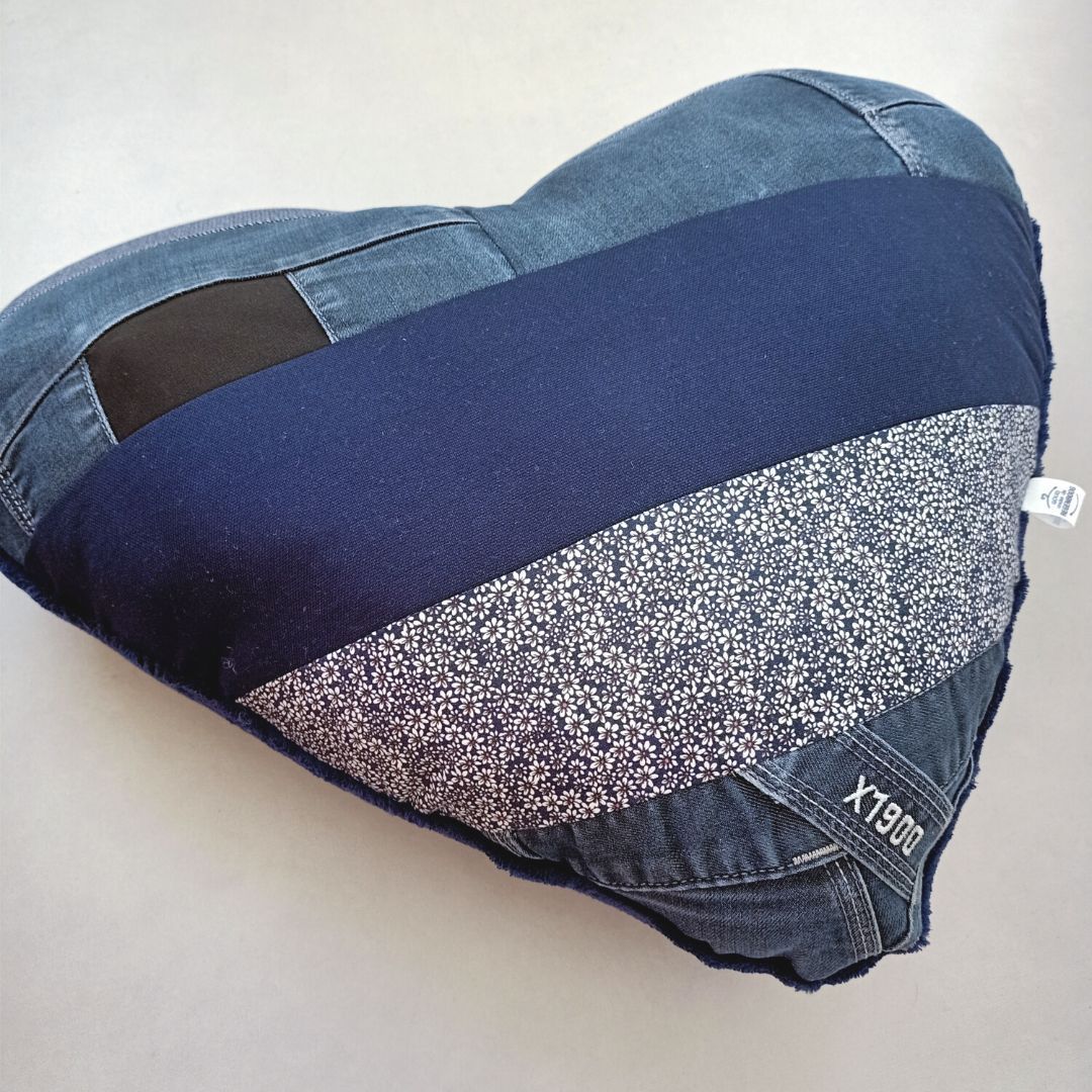 Een hartvormig kussen gemaakt van een xtreme jeans