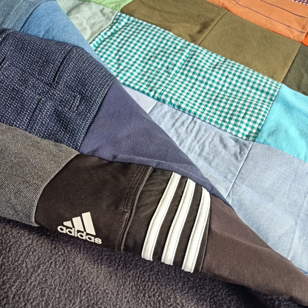 Een close-up van een quilt met een adidas-shirt erop