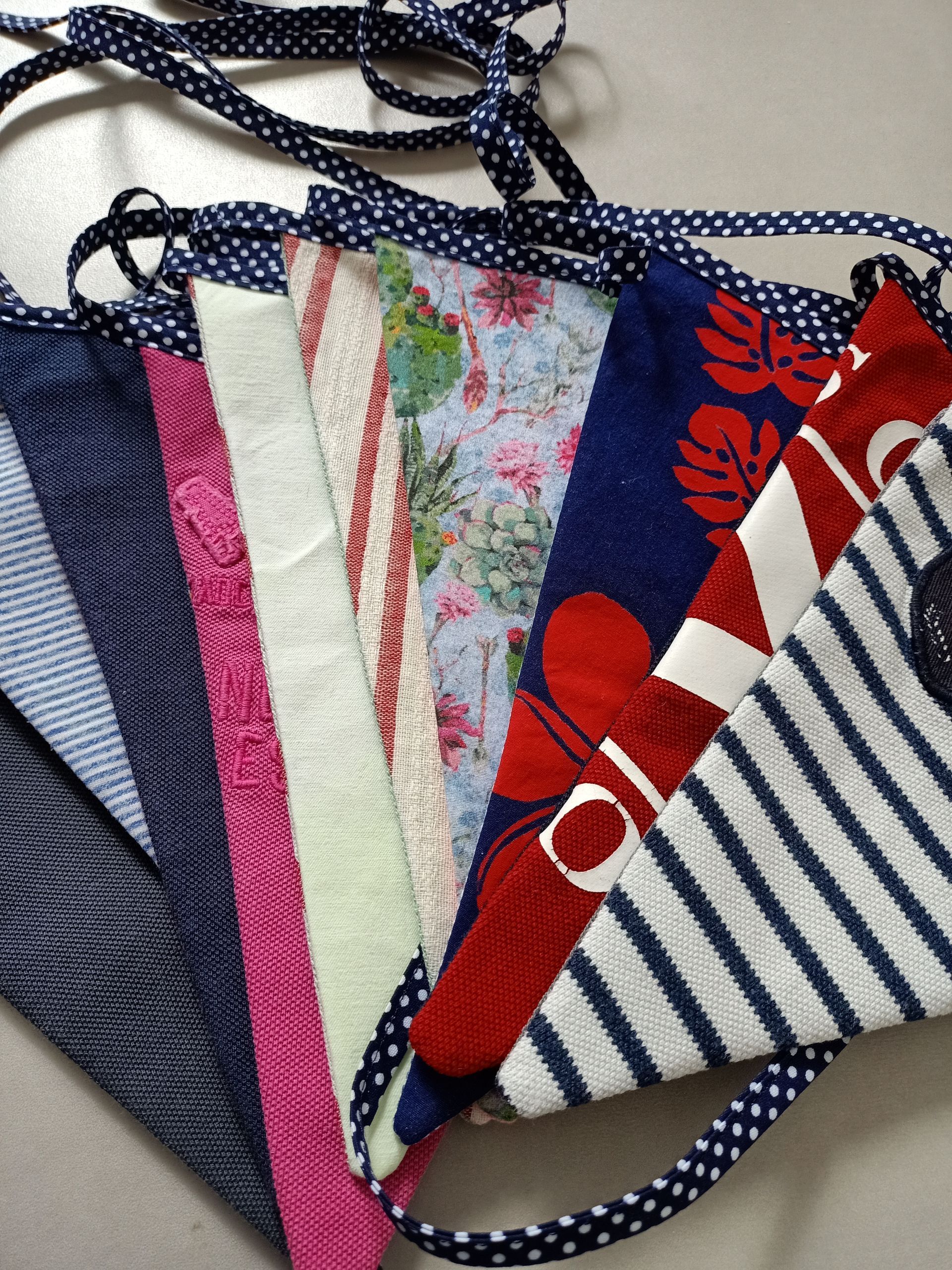 vlaggenlijn van kleding overledene met verschillende patronen in marineblauw, rood, strepen en bloemenprints