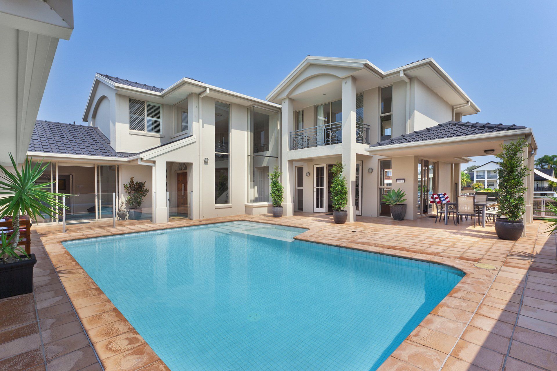 Una casa grande con una gran piscina enfrente