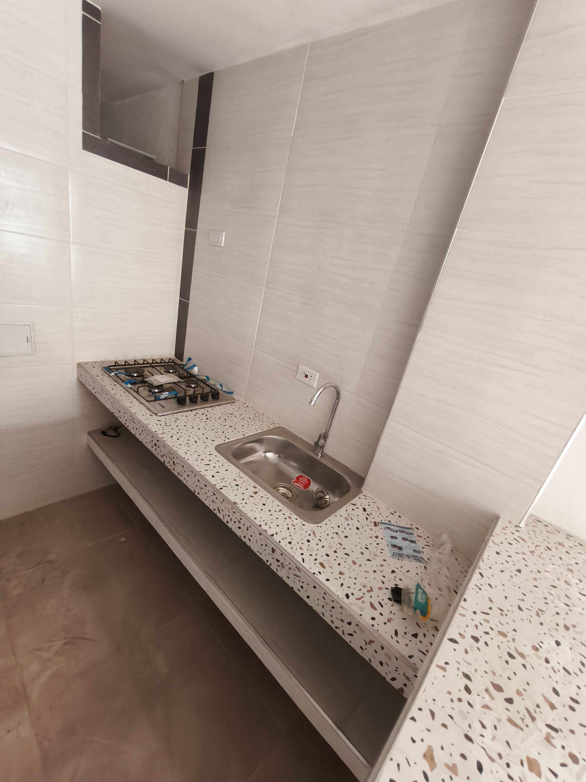 Una cocina con fregadero y horno de cocina.