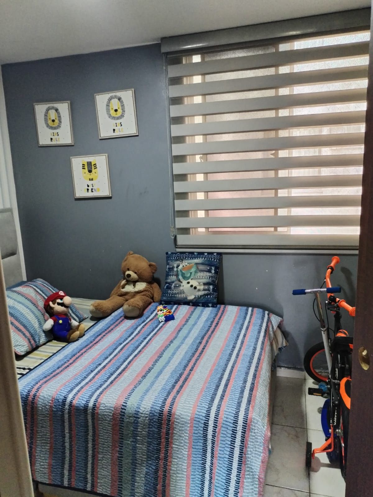 Un dormitorio con una cama y una bicicleta dentro.