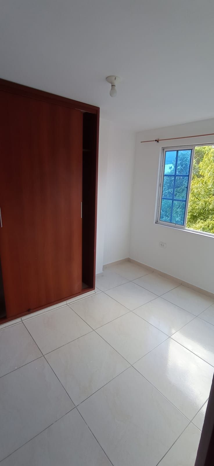 Hay una ventana en el medio de la habitación.