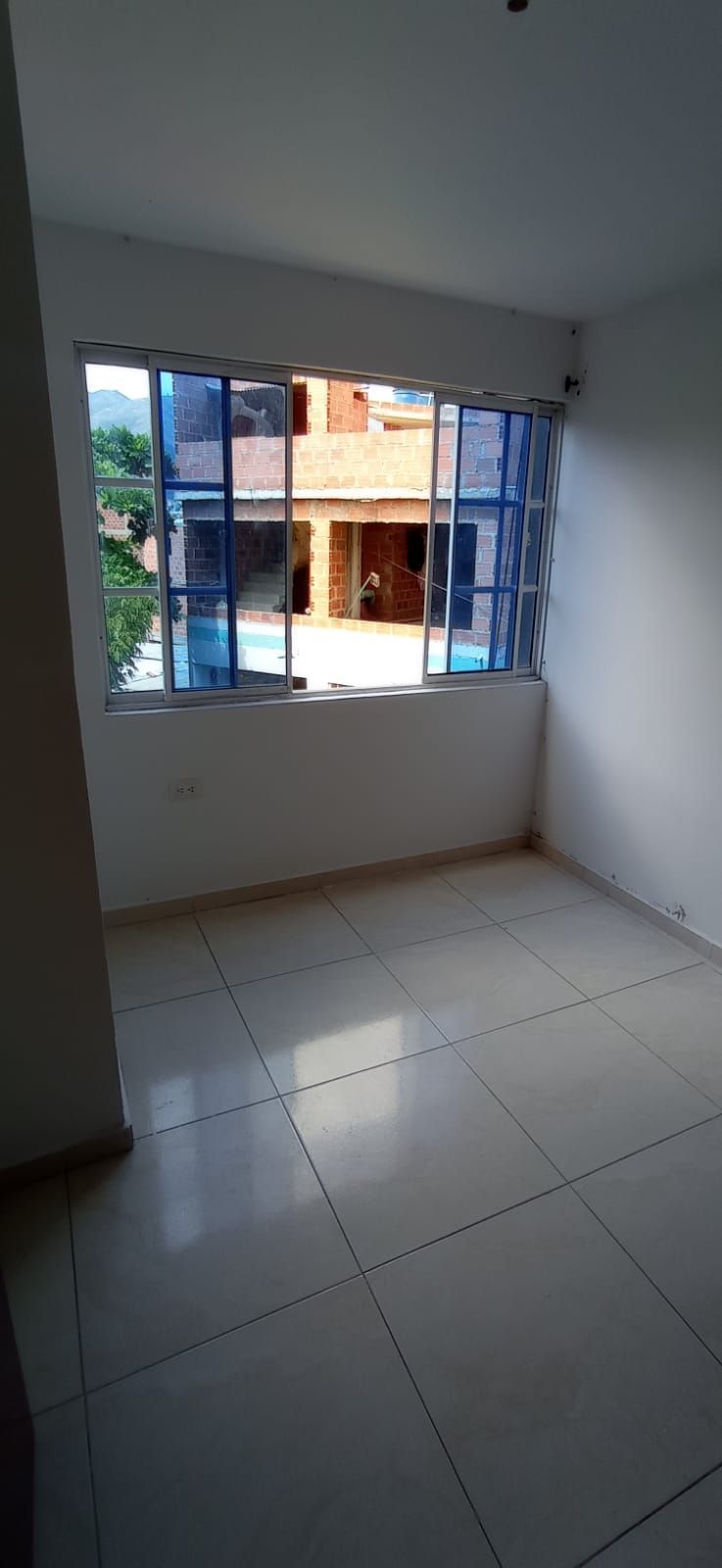 Hay una ventana grande en el medio de la habitación.