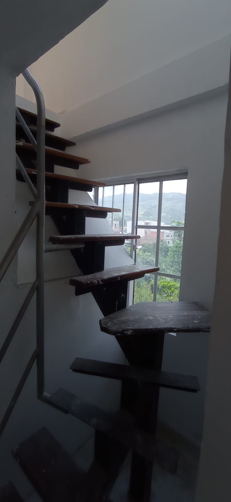 Una escalera que conduce a una ventana de una casa.