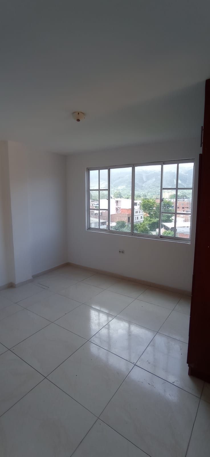 Hay una ventana grande en el medio de la habitación.