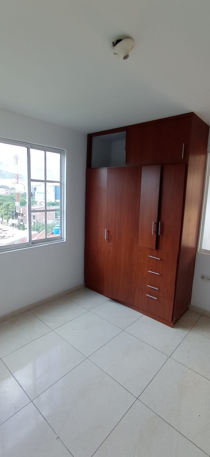 Hay un armario grande en el medio de la habitación.