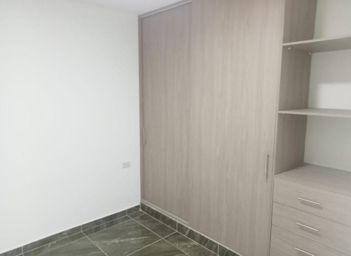 Hay un armario en el medio de la habitación.