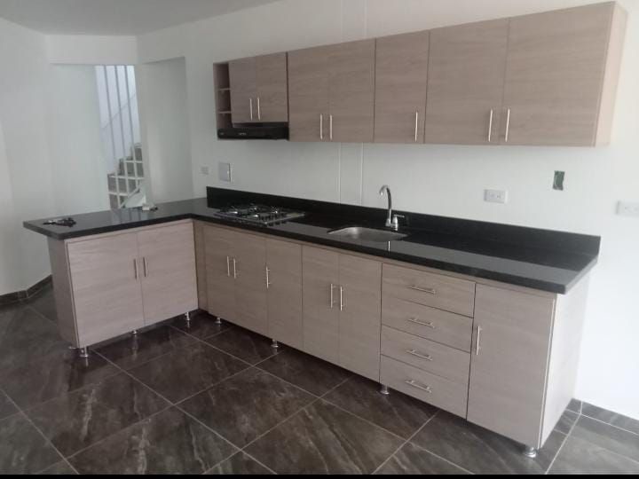 Una cocina con muchos gabinetes y un fregadero.