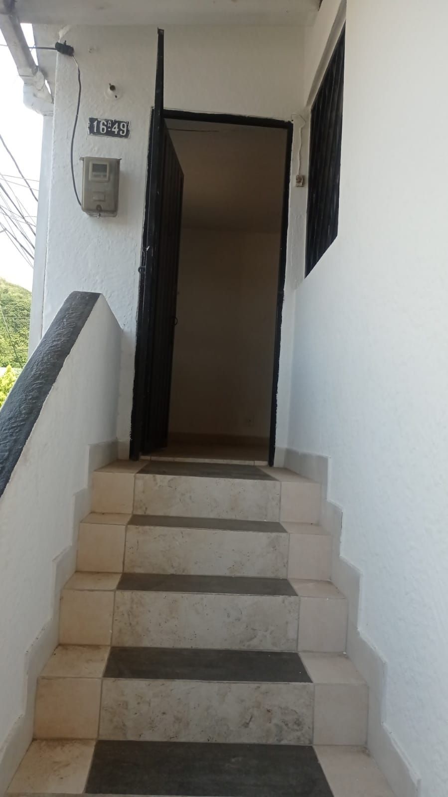 Un conjunto de escaleras que conducen a una puerta en un edificio.